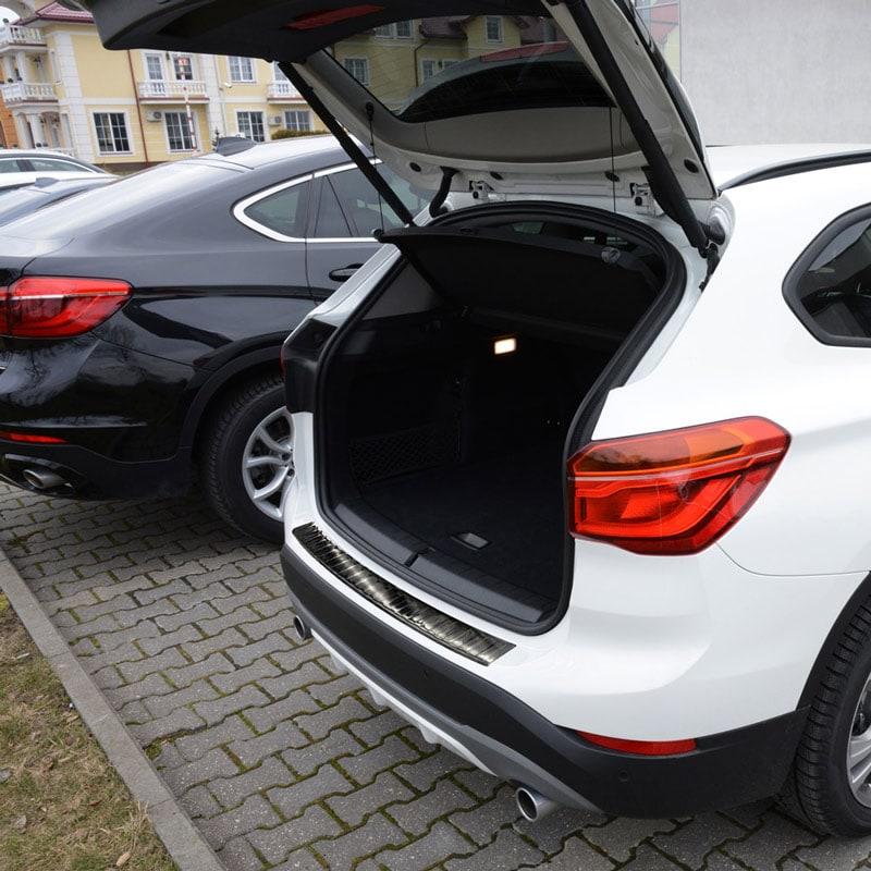 Takapuskurin suojapelti musta harjattu teräs till BMW X1 F48