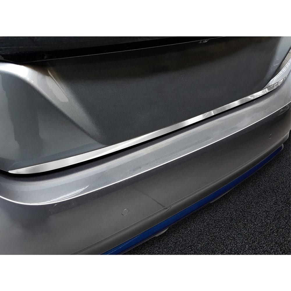 Chrome detail to tail gate on Nissan Leaf