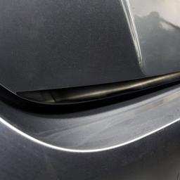 Detalj till bakluckan i svart borstat stål till Nissan Leaf
