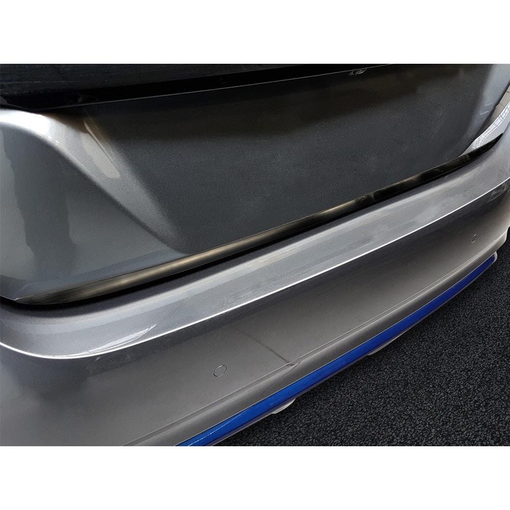 Detalj till bakluckan i svart borstat stål till Nissan Leaf